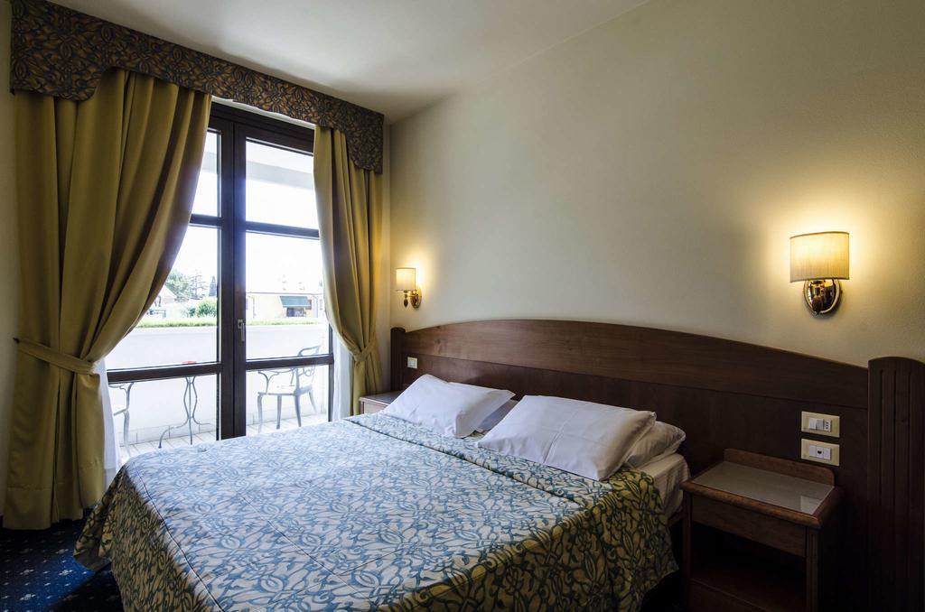 Hotel Smeraldo Лацизе Экстерьер фото